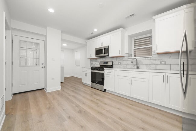 Building Photo - 2721 S Pulaski Rd