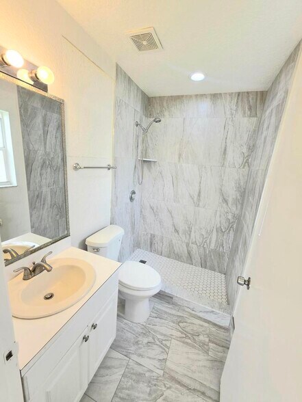 Building Photo - 569 E Ridge Cir N