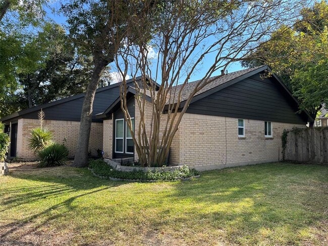 Building Photo - 1205 Doonesbury Dr