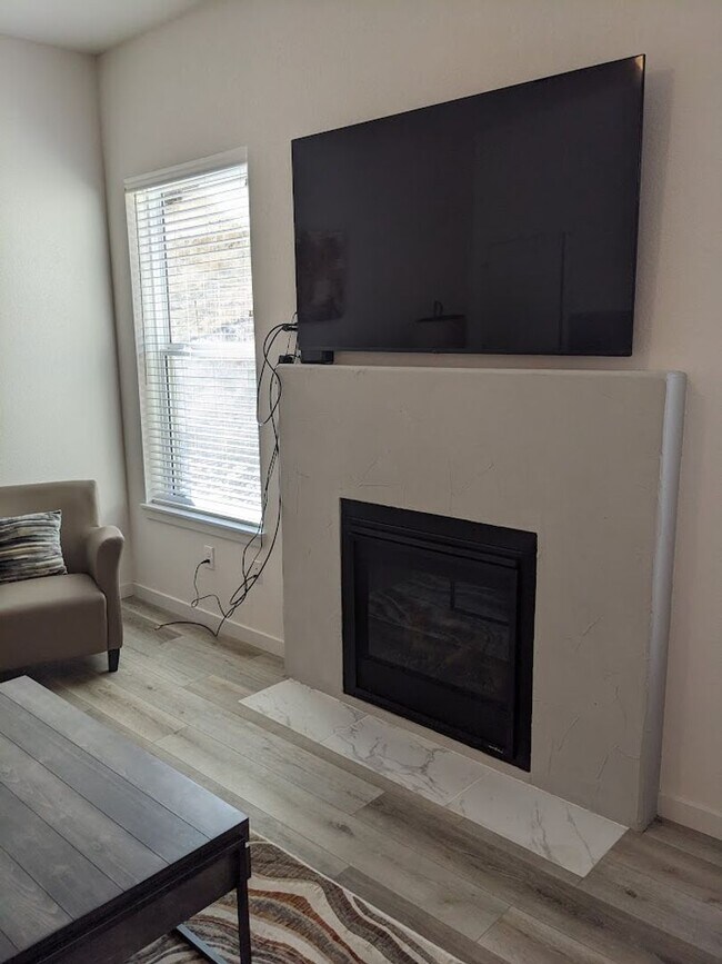 Building Photo - FULLY FURNISHED 3 Bed Luxury End Unit Townhome backs to Nature