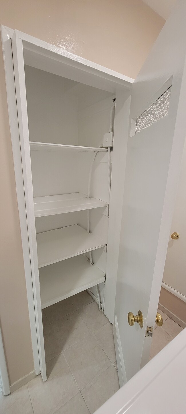 Building Photo - 1907 Overland Ave