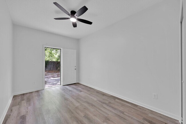 Building Photo - NEWLY RENOVATED 3 BEDROOM 2.5 BATHS TOWNHO...
