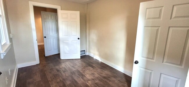 Building Photo - 4 Bedroom 1.5 Bathroom in York!
