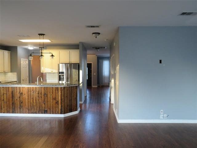 Building Photo - 7585 Ravenhill Dr
