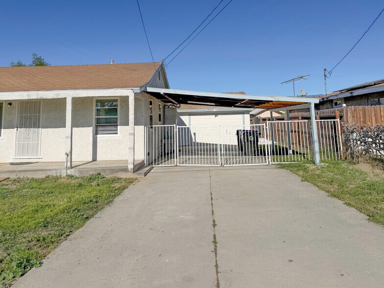 Building Photo - 1722 E Victoria Ave