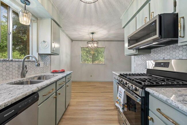Building Photo - 704 Brookwood Cir