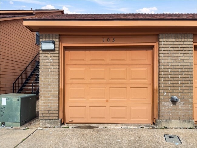 Building Photo - 1305 W Villa Maria Rd