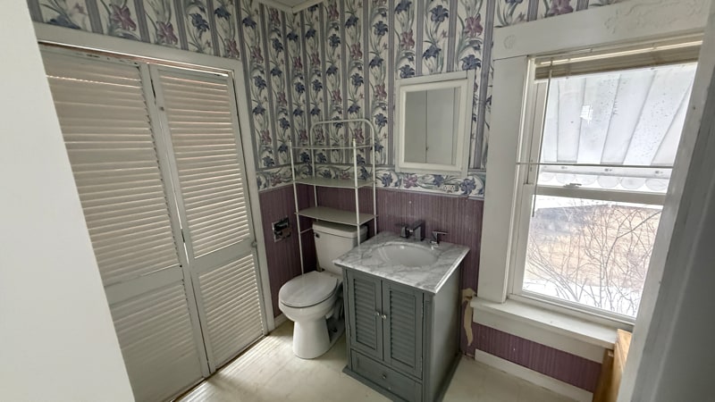 Building Photo - 235 E Main St