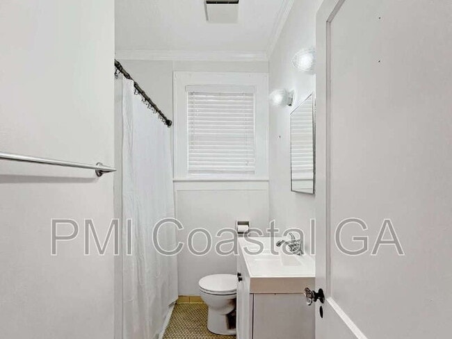 Building Photo - 521 E 49th St