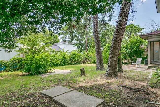 Building Photo - Renovated House in Irving • Great Location
