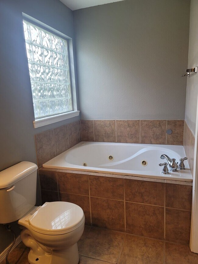 Building Photo - Beautiful 4 Br for Rent in Van Buren!! Com...