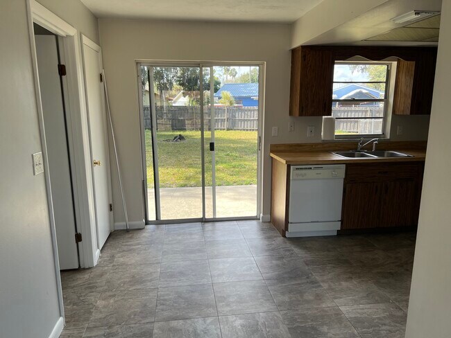 Dining Area - 904 Emma St