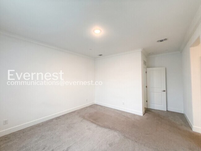 Building Photo - 4-Bed/3-Bath Home/Voucher Accepted/Available Now!