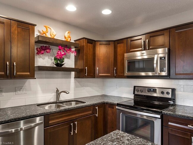 Building Photo - Immaculate Maintenance Free 3 bedroom/2.5 bath Townhouse in Rachel's Keep community off West Wend...