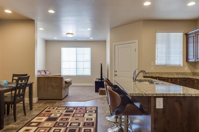 Building Photo - Spacious 3 Bedroom Home