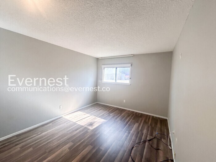 Building Photo - 935 Saturn Dr