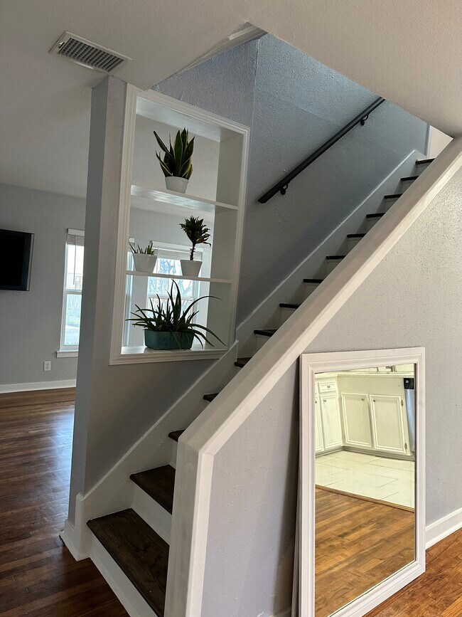 Building Photo - 4020 Blue Bonnet Blvd