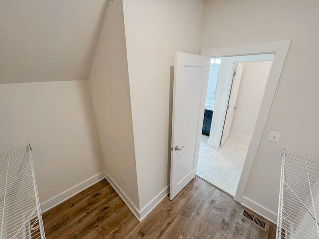 Building Photo - Modern 3 Bed 2.5 Bath Townhome With Balcon...