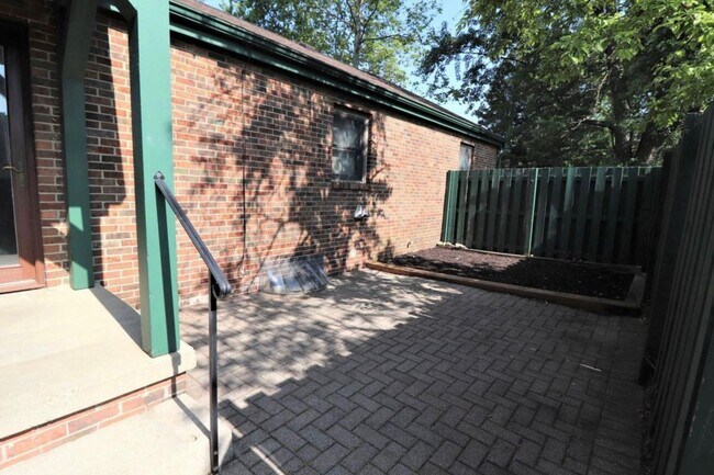 Building Photo - 4554 Sandringham Dr