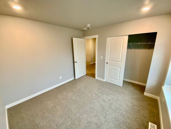 Building Photo - 914 Burwood St SE