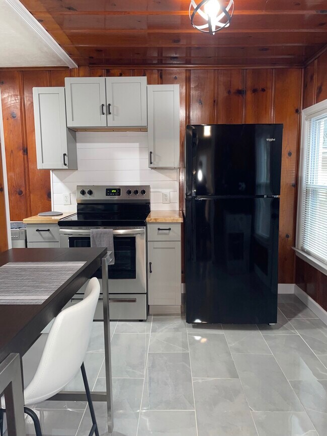 Building Photo - 711 W 75th Terrace