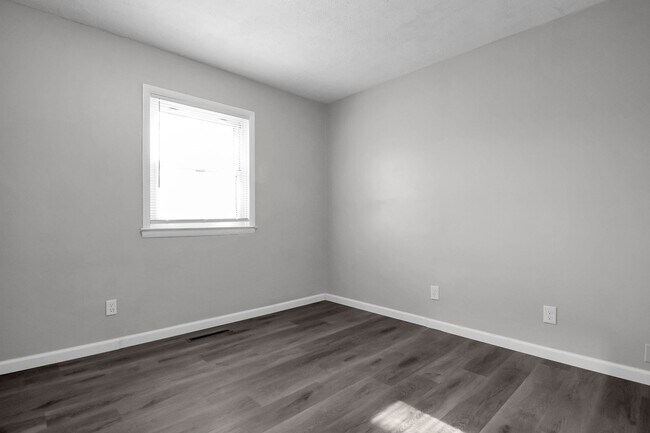 Building Photo - 3 Bedroom Home