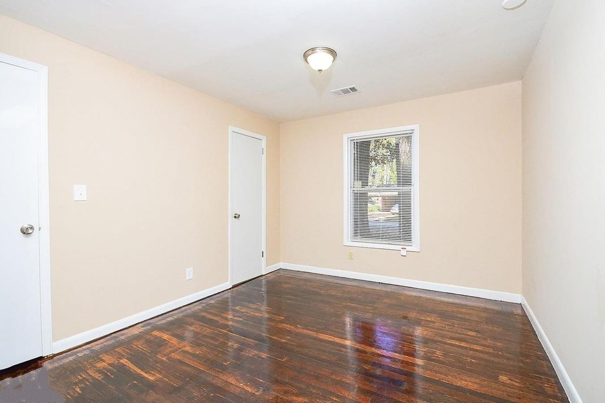 Building Photo - 185 Oak Dr SW