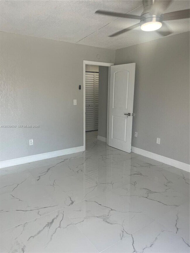 Building Photo - 5909 SW 36th Ct
