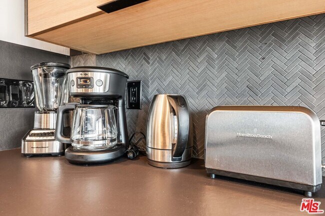 Building Photo - 8425 Hillside Ave