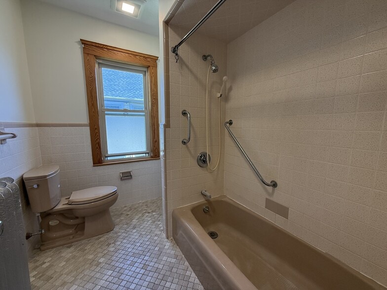 Bathroom - 585 High St