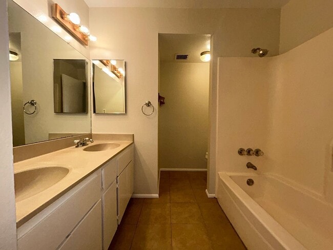 Building Photo - 6104 W Townley Ave