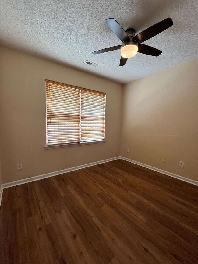 Building Photo - 3Br 3Ba Liberty Hall Townhome