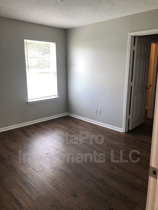 Building Photo - 114 Village St