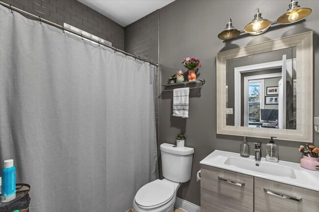 Building Photo - 2418 W Medill Ave