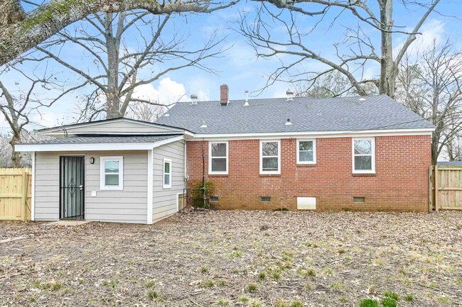 Building Photo - 3204 Clarendon Rd