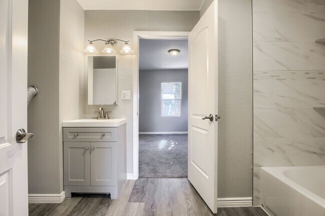 Building Photo - 2 Bedroom 1 Bath in Denver