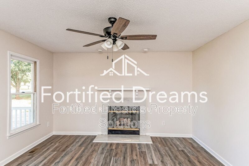 Building Photo - 814 N Greenbriar St