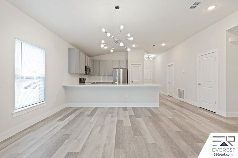 Building Photo - 8 Red Oak Pl