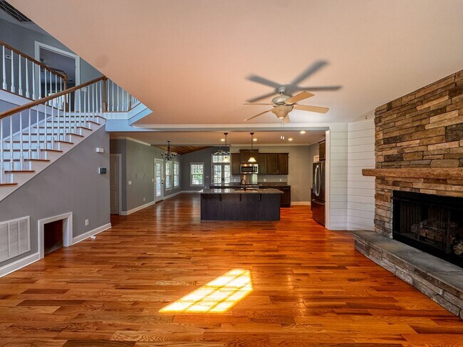 Building Photo - Spacious 5 Bed 3.5 Bath Home in Carthage