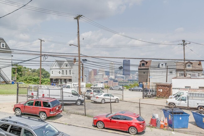 Building Photo - 28 Sharon St