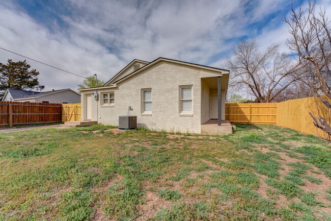 Building Photo - 3 Bedroom 2 bathroom house near TTU!