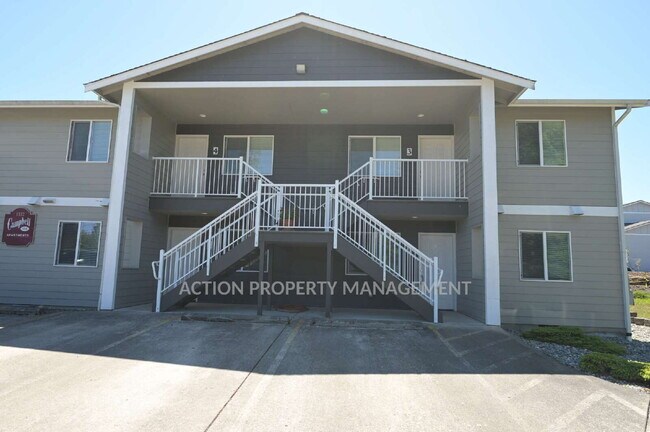 Building Photo - 2 bed 1 bath, bottom floor apartment in Port Angeles, close to Peninsula College and the Olympic ...