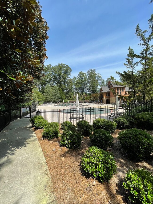 Building Photo - Gorgeous 5 bedroom 3.5 bath home in desira...