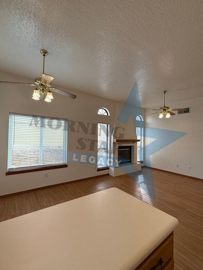 Building Photo - Move-in Special! Charming Home with Mountain Views!