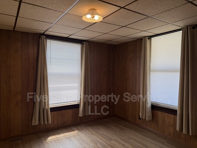 Building Photo - 1104 S 11th St