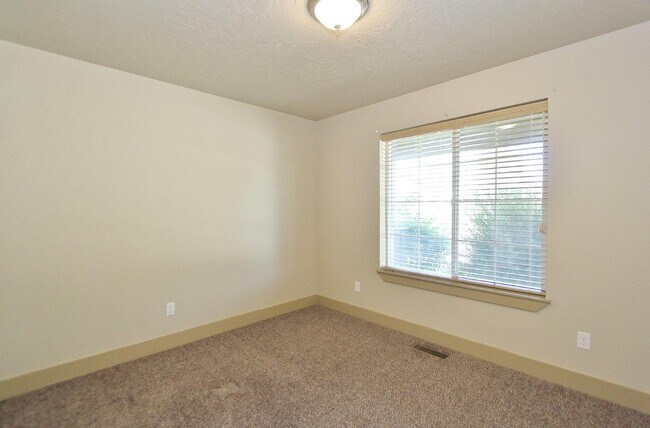 Building Photo - 1161 Kaetzel Way