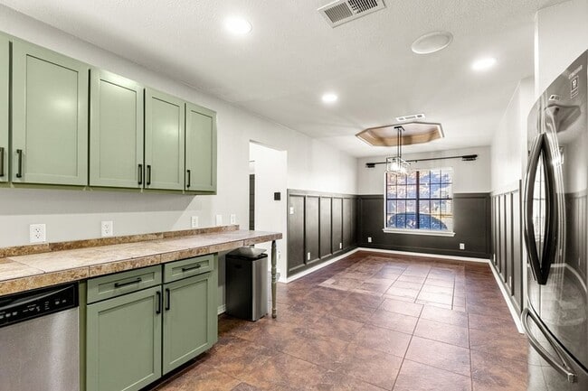 Building Photo - 3701 Oakmont Dr