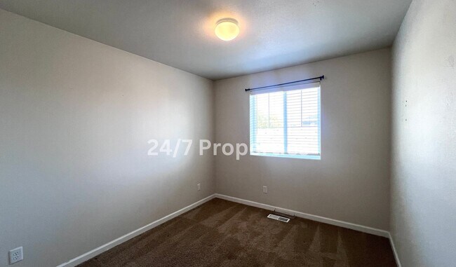 Building Photo - *1/2 OFF FIRST MONTH'S RENT* Magnificent 4BD I 2.5BA Molalla Home