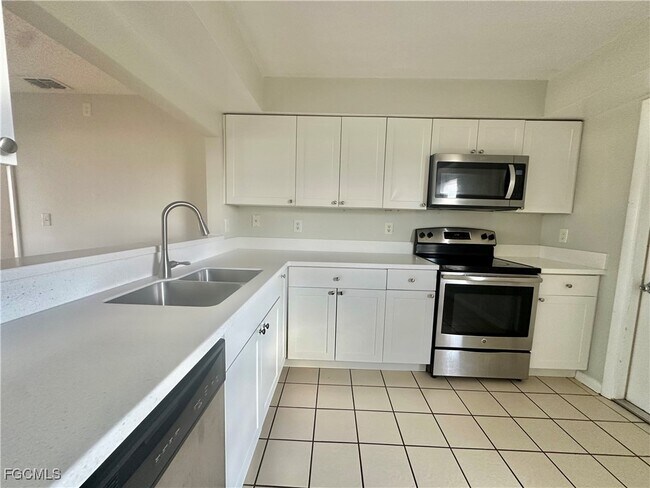 Building Photo - 221 SW 34th Terrace