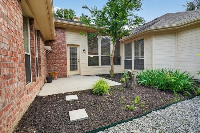 Building Photo - 6864 Bushnell Dr